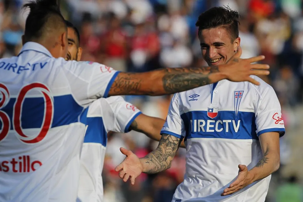Otra imagen de un festejo entre Ricardo Noir y Nicolás Castillo. También se ve al argentino Enzo Kalinski. (Ramón Monroy/Photosport).