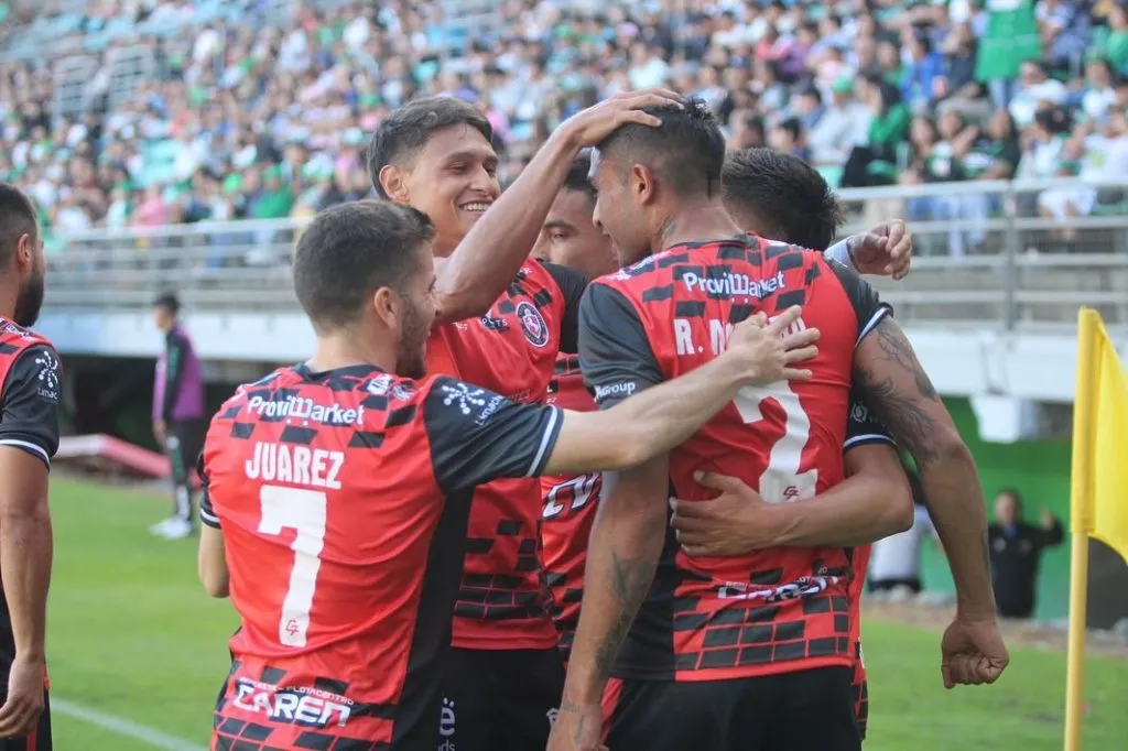 Deportes Limache: Los jugadores del club celebrando el gol frente a Temuco.
