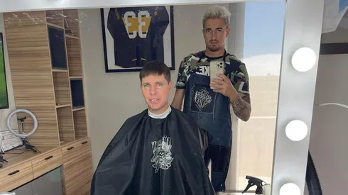 Ricardo Noir tiene varias camisetas en la sala que adaptó para hacer su barbería.