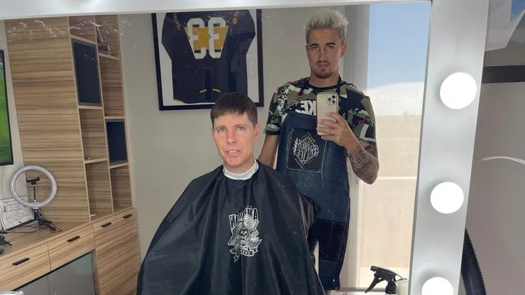 Ricardo Noir tiene varias camisetas en la sala que adaptó para hacer su barbería.