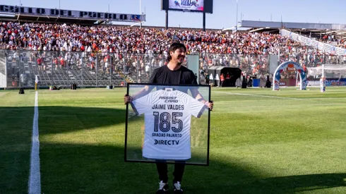 Jaime Valdés recibió este recuerdo como homenaje en el duelo entre Colo Colo y Huachipato.