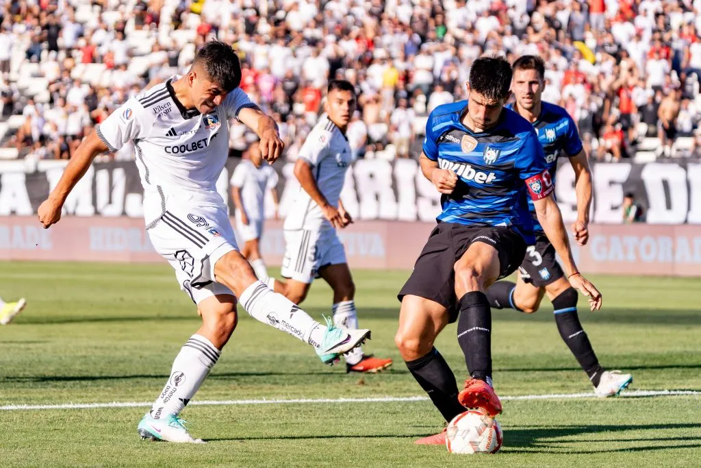 Damián Pizarro intenta un remate contra la marca de Benjamín Gazzolo. (Foto: Guille Salazar | RedGol).