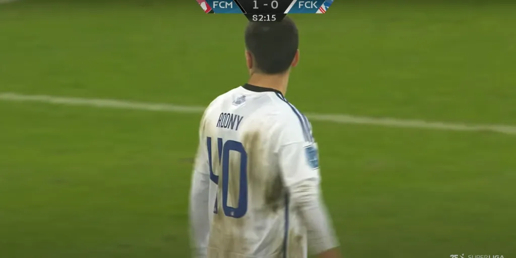 Roony Bardghji en acción por el Copenhague. (Captura).