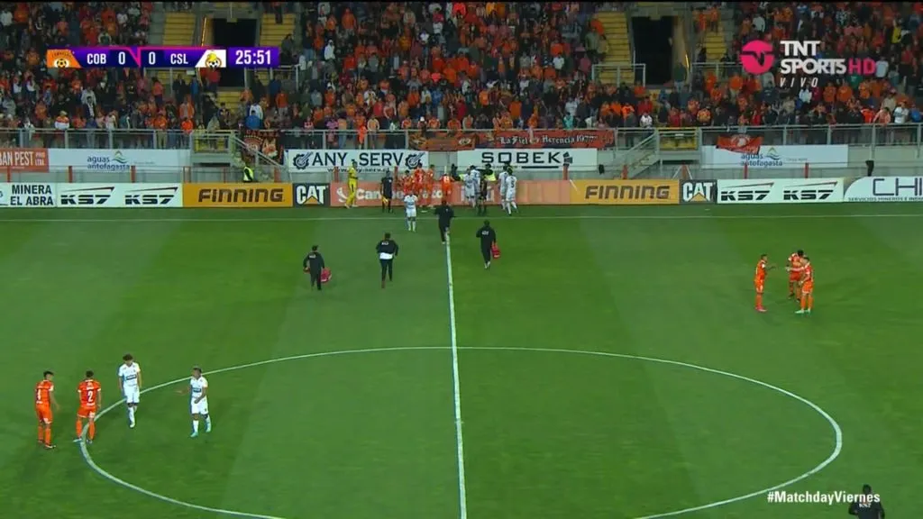 Cuerpos médicos de Cobreloa y Cobresal van a atender al camarógrafo (Captura)