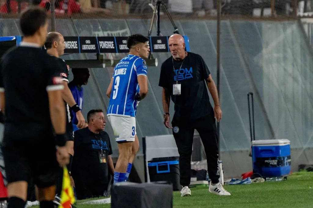 Thomas Galdames conversa con el DT de Godoy Cruz, Daniel Oldrá. (Foto: Guille Salazar | RedGol).