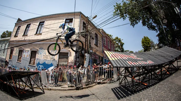 Las calles de Valparaíso recibirán a 30 pilotos que lo dejarán todo, y más, para coronarse como el nuevo Rey del Puerto en Valparaíso Cerro Abajo
