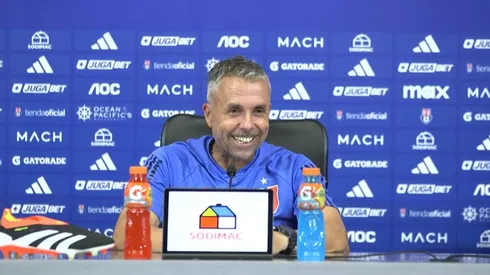 Gustavo Álvarez llegó con muchas risas a la conferencia de prensa.