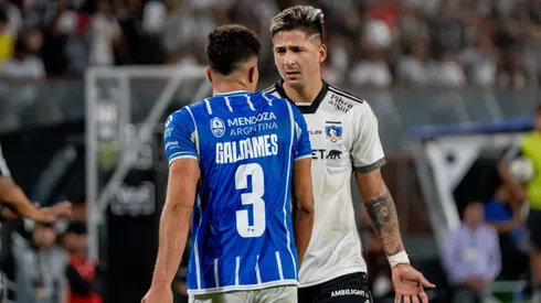 Guillermo Paiva ante Thomas Galdames en el duelo de Colo Colo ante Godoy Cruz.