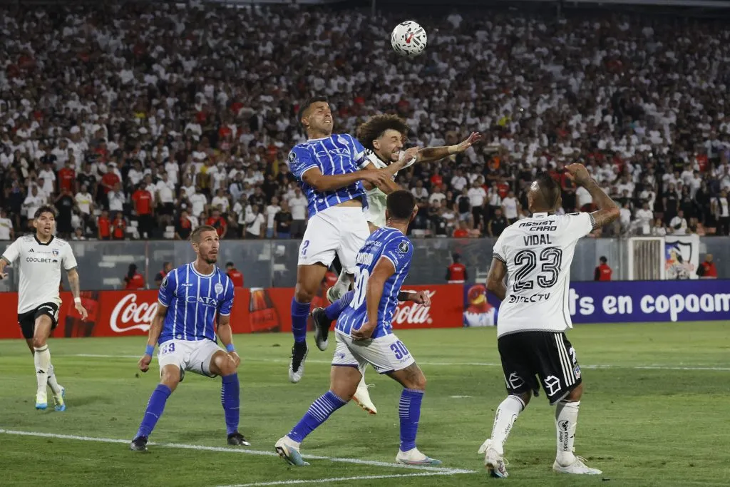 Maximiliano Falcón le ganó por alto a Pier Barrios y estrelló el balón en el poste. (Dragomir Yankovic/Photosport).