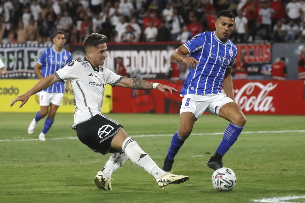 Pier Barrios marca a Guillermo Paiva, quien jugó todo el segundo tiempo en Colo Colo. (Jonnathan Oyarzun/Photosport).