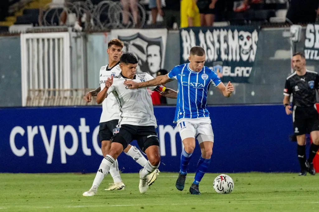 Esteban Pavez lucha con Tomás Conechny en el duelo entre Colo Colo y Godoy Cruz. (Foto: Guille Salazar | RedGol).