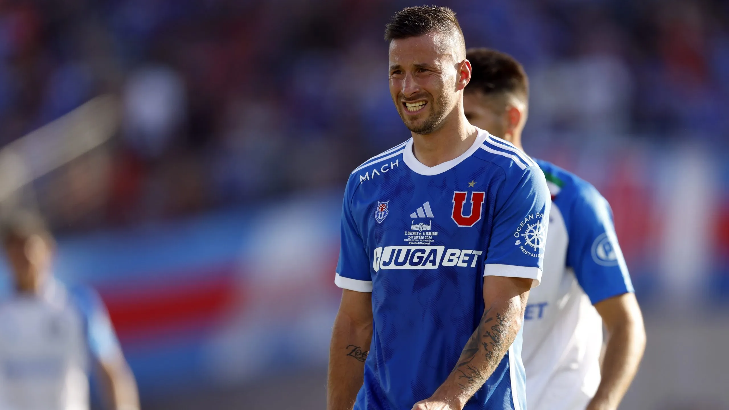 JugaBet está presente en la camiseta de Universidad de Chile por las próximas tres temporadas. Foto: Photosport.