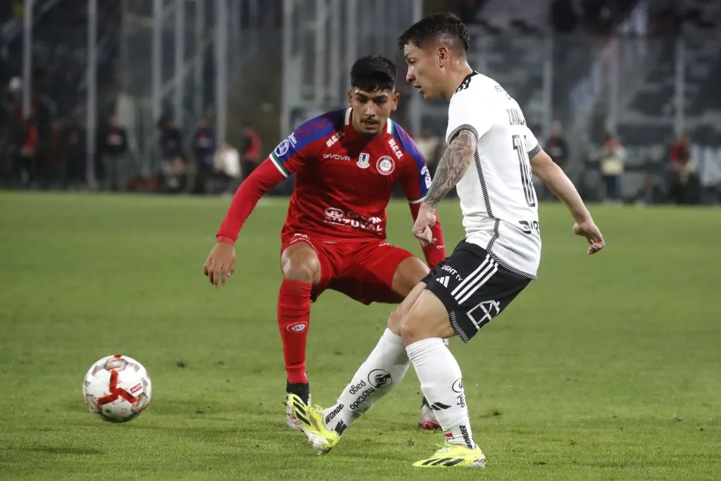 Zavala en acción ante Diego Ulloa de Unión La Calera.  (Jonnathan Oyarzun/Photosport).