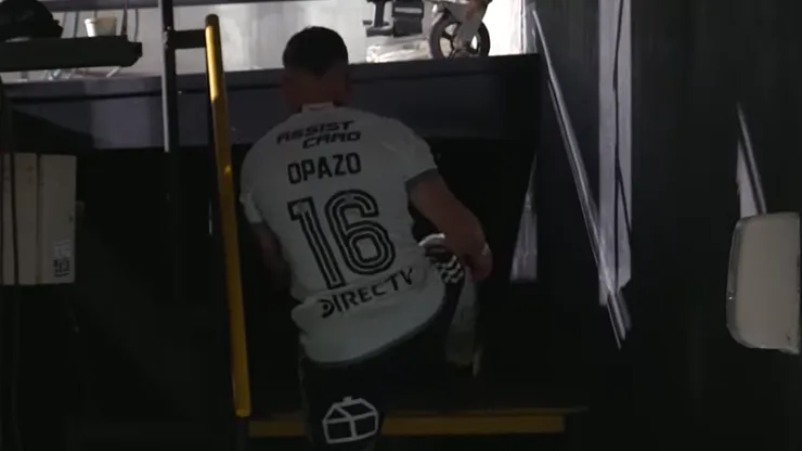 Óscar Opazo camino a la cancha del Monumental.