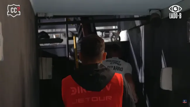 Damián Pizarro y Brayan Cortés suben a la cancha. (Captura Colo Colo | Lado B).