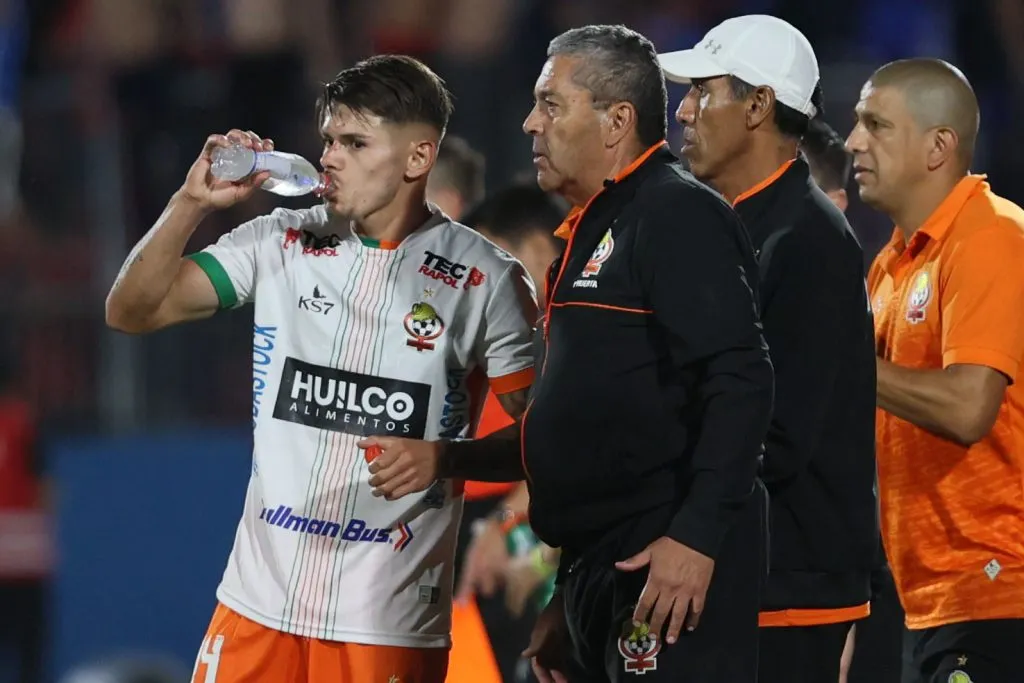 Franco García recibe indicaciones de Gustavo Huerta. (Dragomir Yankovic/Photosport).