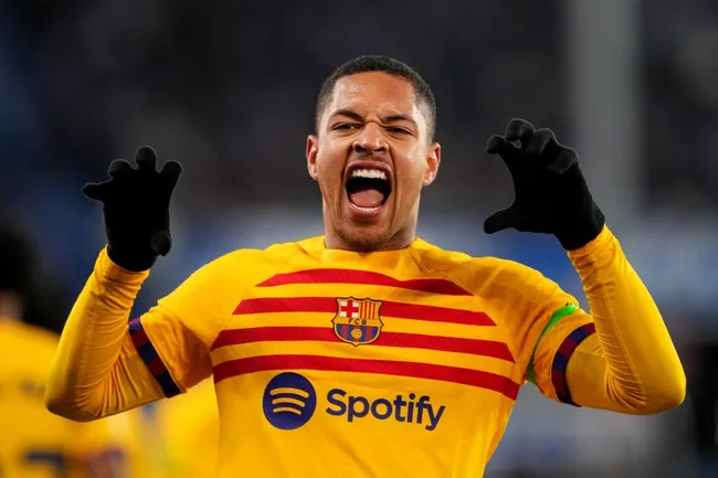 Vitor Roque celebra uno de los goles que anotó en el Barcelona. (Juan Manuel Serrano Arce/Getty Images).