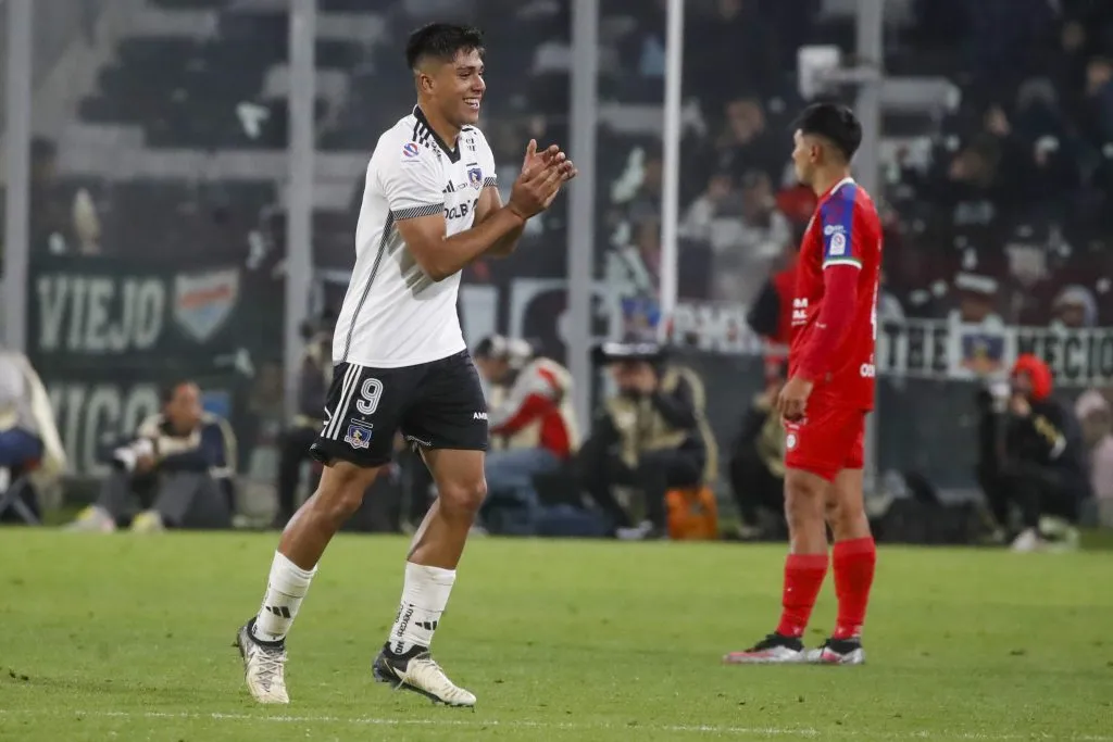 Pizarro celebra uno de sus goles. En camarines lo festejó Aníbal Mosa. (Foto: Photosport)