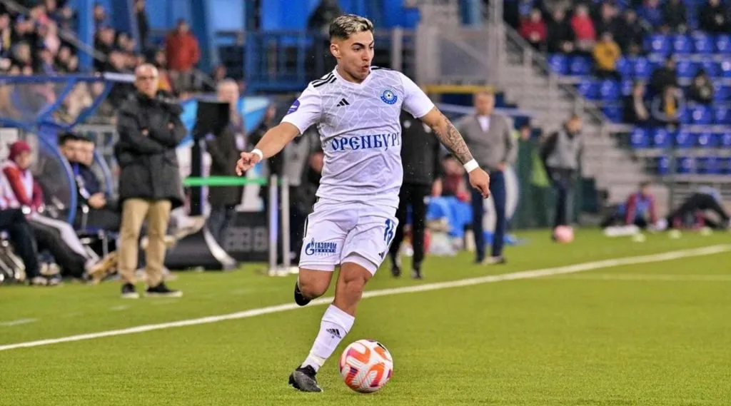 Thompson jugando por el FC Orenburg.