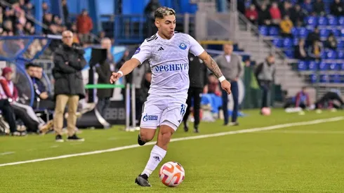 Thompson jugando por el FC Orenburg.