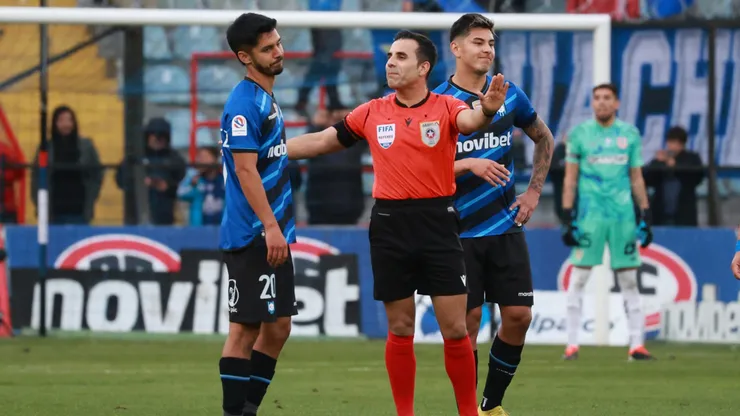 Piero Maza recibe el respaldo de Roberto Tobar.