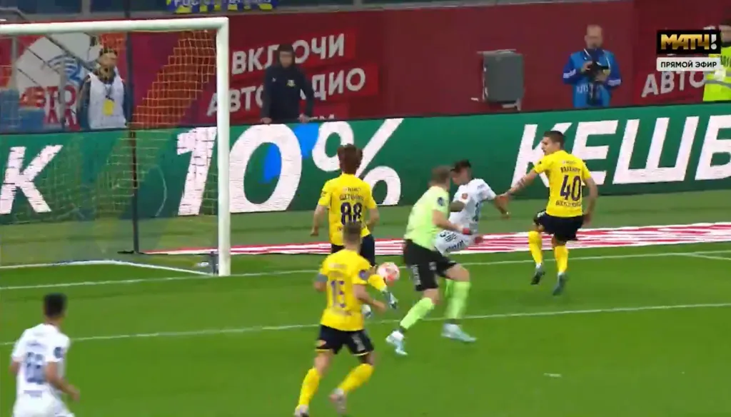 Jordhy Thompson tuvo mucha suerte en su segundo gol por el Orenburg. (Captura).