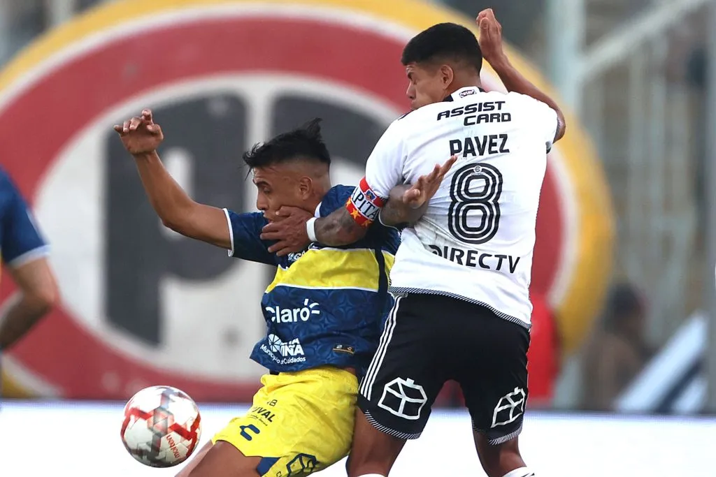 Esteban Pavez en acción ante Everton de Viña del Mar. (Dragomir Yankovic/Photosport).