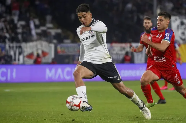 Damián Pizarro en acción ante Unión La Calera. (Jonnathan Oyarzun/Photosport).