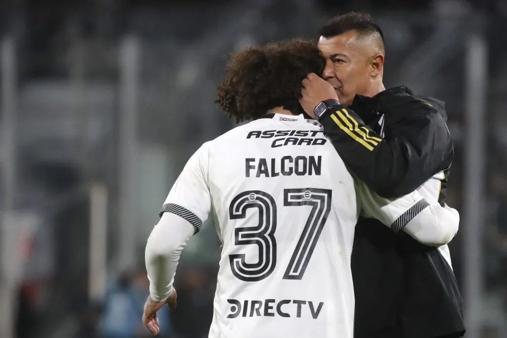 Jorge Almirón lleva 17 partidos dirigidos en Colo Colo, con ocho triunfos, cuatro empates y cinco derrotas. Registra un 54.9% de rendimiento. | Foto: Photosport.