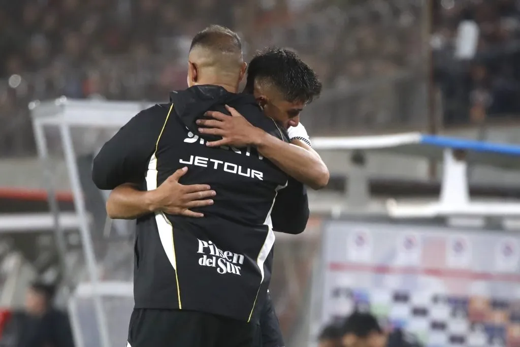 Almirón y el abrazo con Damián Pizarro tras el doblete. (Jonnathan Oyarzun/Photosport).