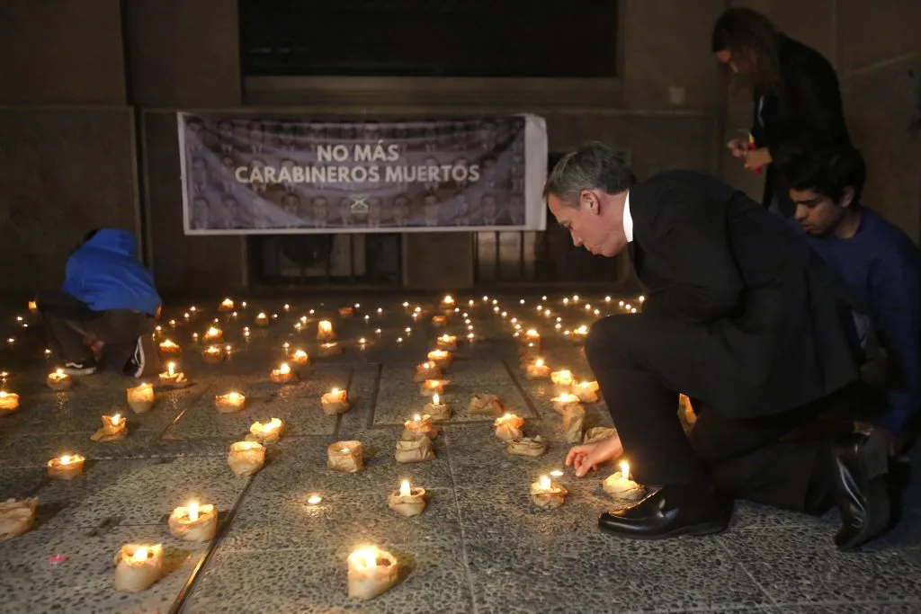 Velatón frente a la Direccion General de Carabineros por la muerte de los tres funcionarios (Aton Chile)