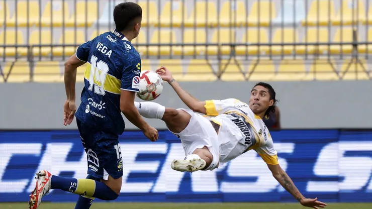 Luciano Cabral le marcó un golazo a Everton.