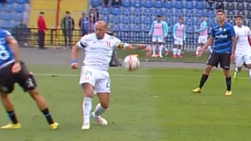 Díaz tocó el balón con su brazo izquierdo pero Piero Maza desestimó que fuese penal