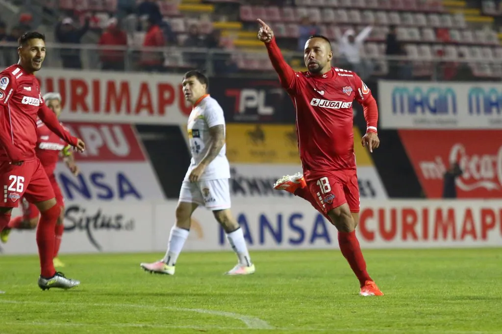 Bernardo Cerezo anotó un golazo en la abultada victoria de Ñublense sobre Cobrelo. (Mauricio Ulloa/Photosport).