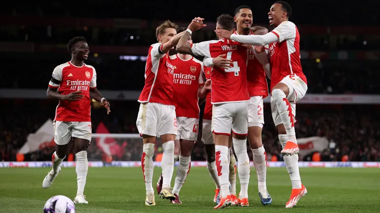 Los futbolistas del Arsenal celebran un tanto.