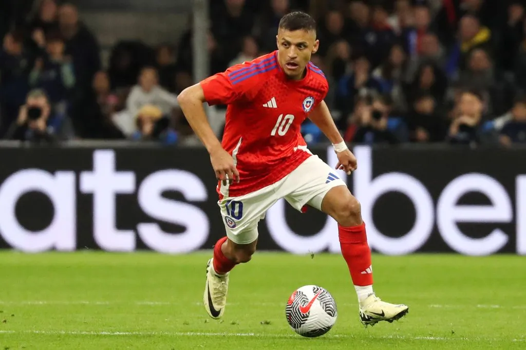 Alexis Sánchez ante Francia en la derrota por 3-2 de Chile. (Manu Blondeau/AOP/SIPA/PHOTOSPORT).