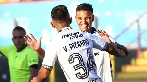 Vicente Pizarro y Daniel Gutiérrez celebran por Colo Colo.