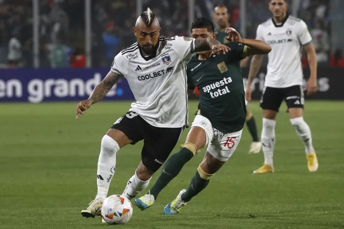 Arturo Vidal en acción ante Alianza Lima. (Jonnathan Oyarzun/Photosport).