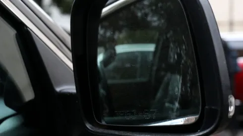 Santiago,15 marzo 2024. Fotografías Referenciales de grabado de patente en espejos de automóviles. Javier Salvo/Aton Chile