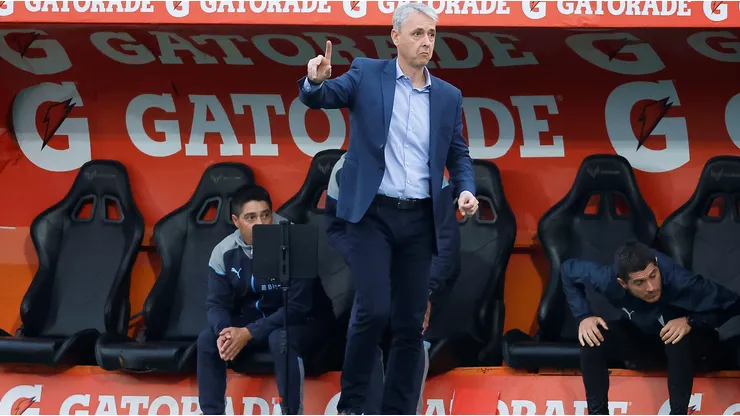Tiago Nunes junto a la tablet de la polémica en la derrota de la UC ante Colo Colo.