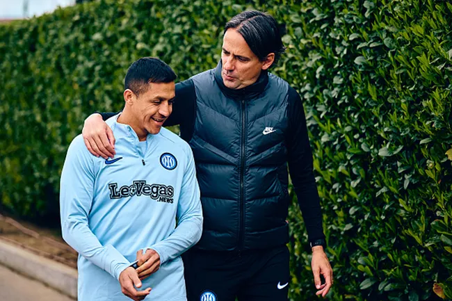 Alexis e Inzaghi: el DT de Inter apenas consideró a Sánchez durante la temporada.