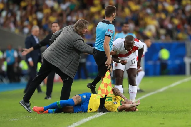 Al final Advíncula terminó volviendo al combinado de Ricardo Gareca. | Foto: Getty Images.