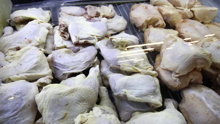 Higiene y seguridad son claves a la hora de cocinar un pollo.