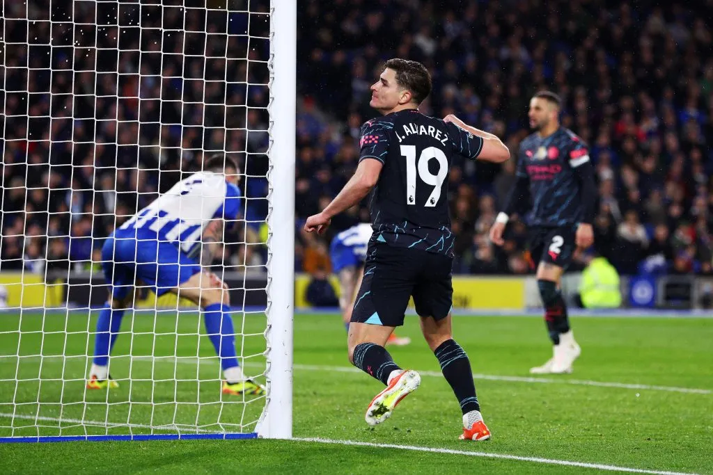 Julián Álvarez sentenció la goleada trascendental del Manchester City en duelo pendiente de la Premier League.