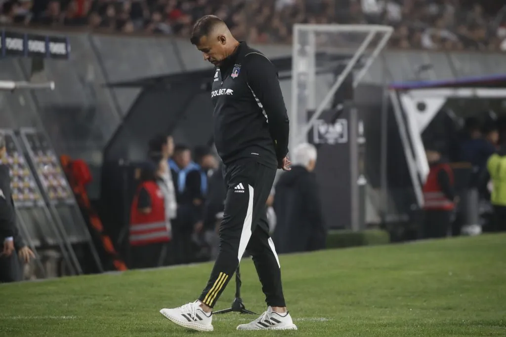 Jorge Almirón y su sello le están dando más problemas que resultados a Colo Colo. Foto: Photosport.