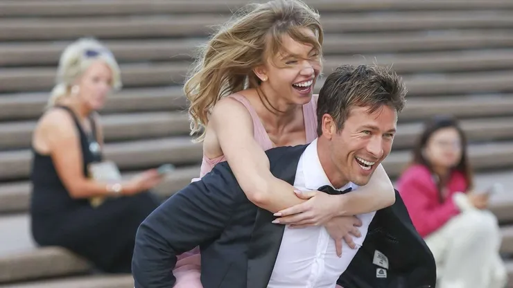 Glen Powell confirma que utilizaron rumores para Anyone But You