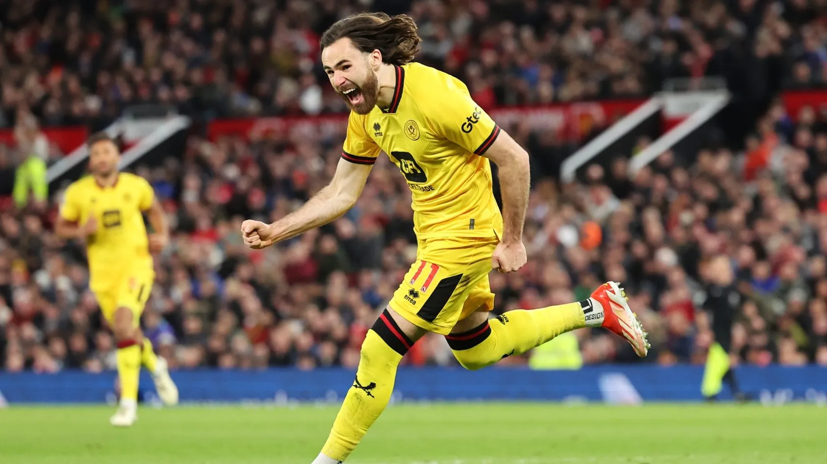 Ben Brereton manda a callar a Old Trafford con su golazo ante Manchester United. Foto: Getty Images.