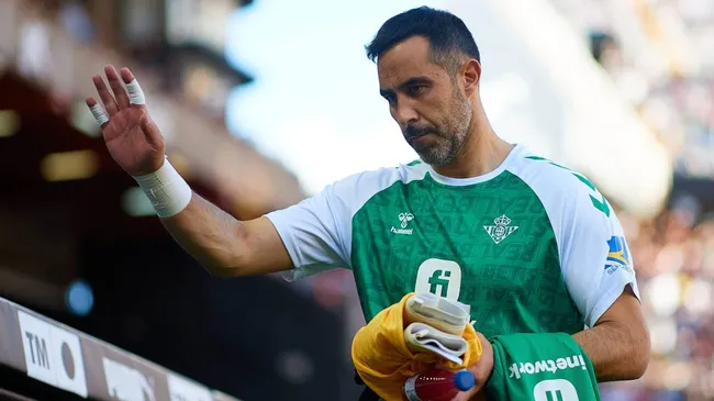 Claudio Bravo tiene la chance de jugar su último partido con el Betis. Foto: IMAGO.