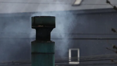 Este subsidio consiste en la entrega de $100.000 por hogar para aliviar los gastos de calefacción.