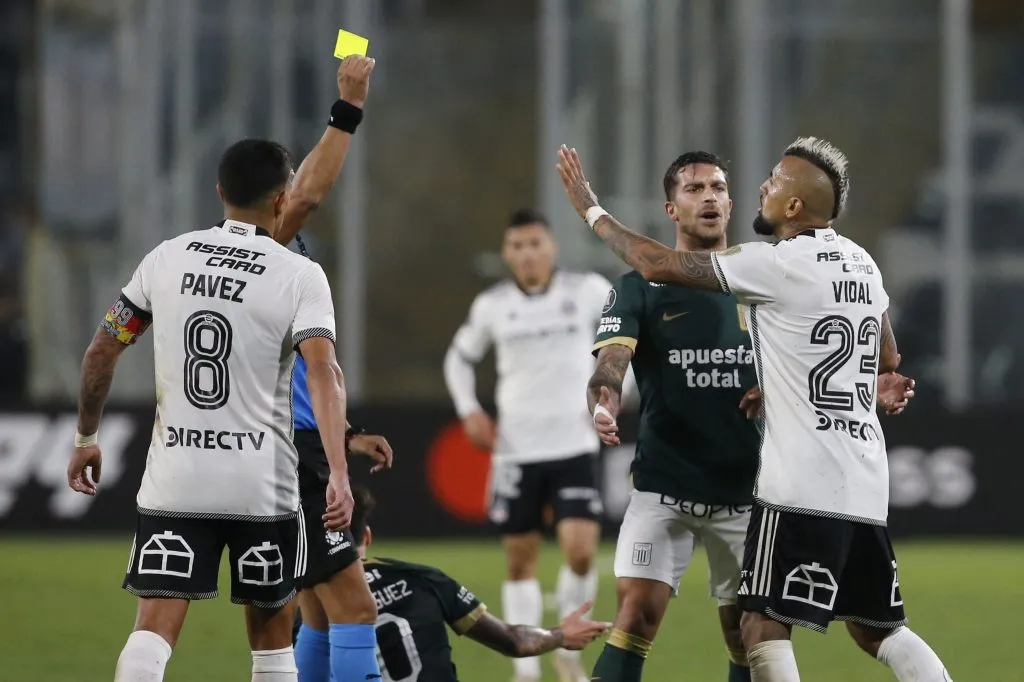 La tarjeta que condenó a Vidal para la próxima fecha de Copa Libertadores. Foto: Dragomir Yankovic/Photosport